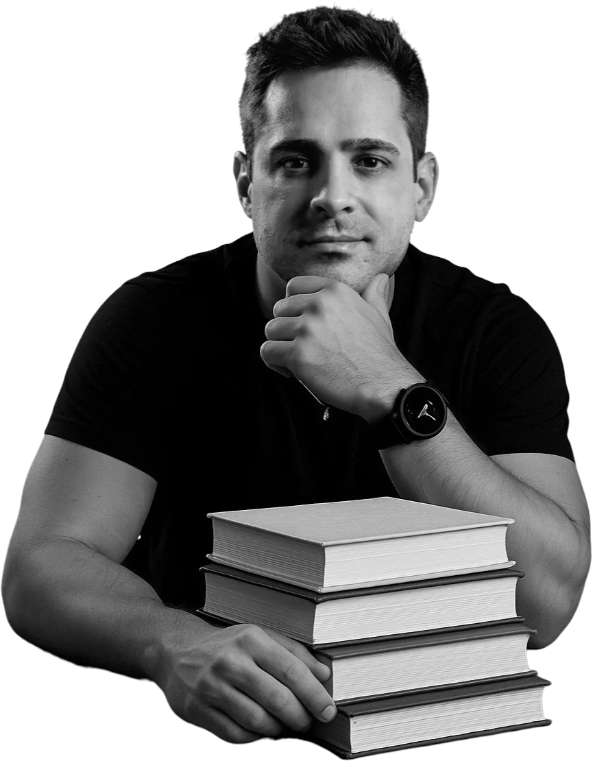 Leonardo Siqueira, idealizador do Clube do Livro, com uma pilha de livros